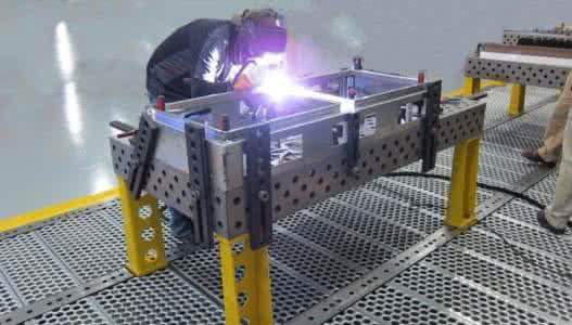 機(jī)器人焊接圖片 機(jī)器人焊接圖片